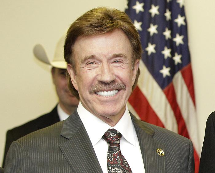 Morto Chuck Norris, aveva 86 anni. Addio all'attore star delle arti marziali e icona di Hollywood