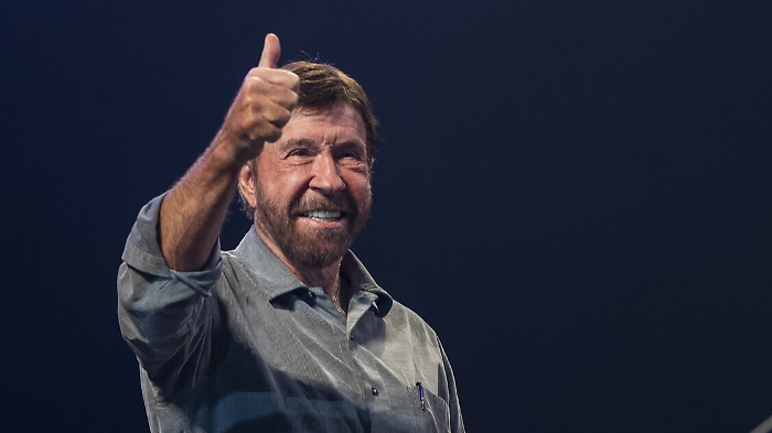 Addio a Chuck Norris, come &egrave; morto l'attore: il malore e il ricovero alle Hawaii negli scorsi giorni