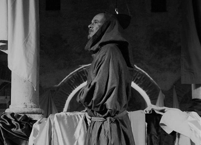 Terni, al Gazzoli "Il Mercante di Stoffe" di e con Matteo Corrado: serata di beneficenza per la Fondazione Aiutiamoli a Vivere