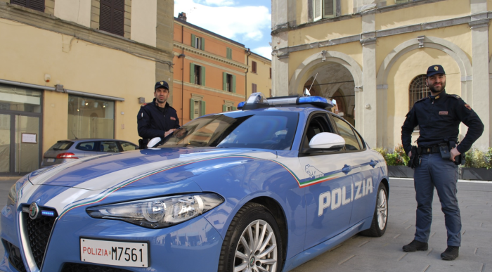 Citt&agrave; di Castello, insulti agli agenti e due coltelli: 28enne denunciato, scatta il Daspo Willy