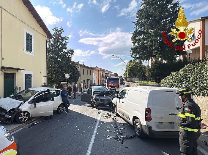 Terni, incidente frontale fra tre auto in via Campomicciolo: feriti non gravi