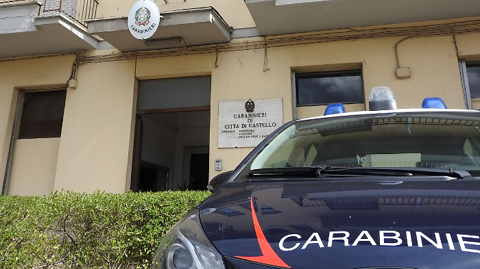 Non si ferma all'alt dei carabinieri e dopo un lungo inseguimento perde il controllo dell'auto finendo fuori strada: arrestato 35enne