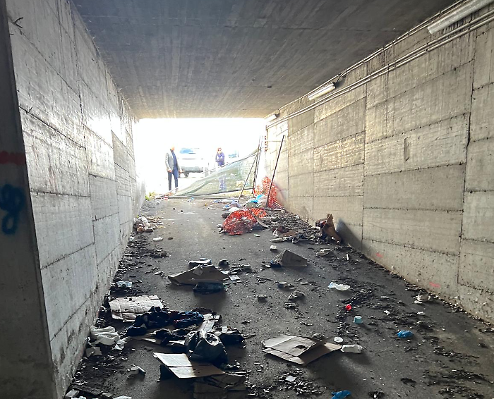 Perugia, parcheggio fantasma a Monteluce: 300 posti trasformati in rifugio e discarica