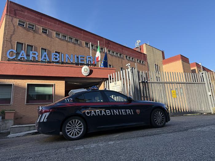 Tentato furto al centro commerciale, nasconde i vestiti nella borsa e aggredisce le commesse: arrestata 23enne