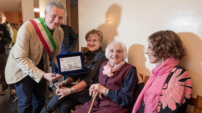 "Cento anni e non sentirli". Trestina festeggia il compleanno di Lina Sabbioni