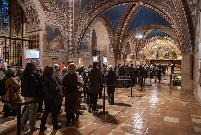 Venerazione delle spoglie di San Francesco, si chiude il mese dell'ostensione. Fra Marco Moroni: "Una fraternit&agrave; di 370mila persone raccolte qui"