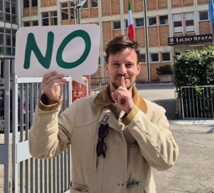 Referendum, polemiche a urne aperte: il vicepresidente Bori col cartello del No, i  messaggi subliminali del S&igrave;