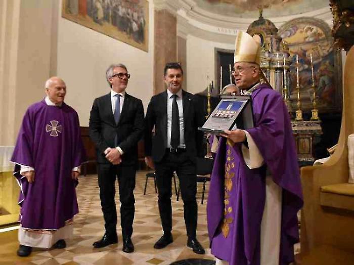 Il vescovo prega per i lavoratori Ast: donata una targa ricordo che porter&agrave; a Sassari