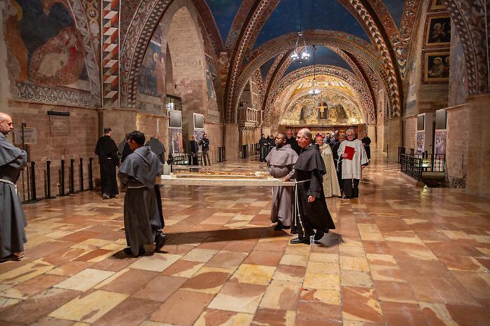 Le spoglie di San Francesco riposte nella tomba: chiuso il mese dell'ostensione