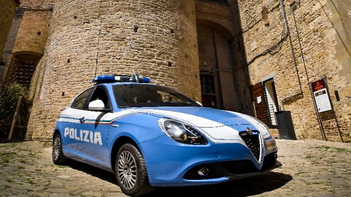 Litiga con una persona in un bar e aggredisce i poliziotti intervenuti per calmarlo: arrestato 32enne 