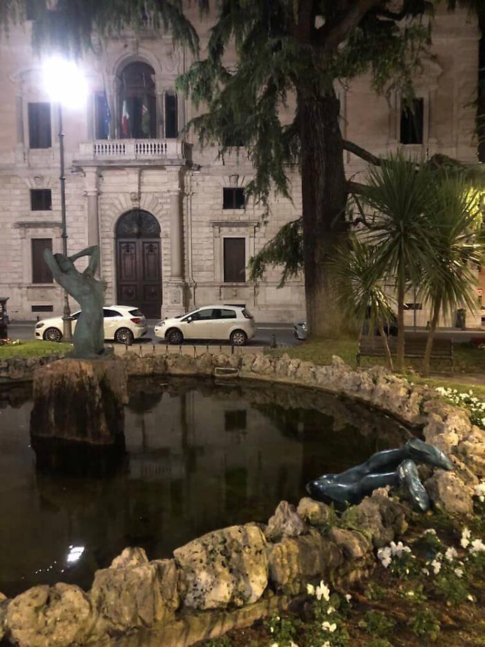 Perugia si risveglia con una nuova statua: in piazza Italia spunta All'amore non si resiste di Hxoro. "Riscopriamo l'ovvio con occhi nuovi"