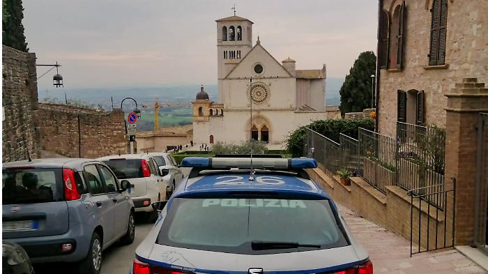 Tentava di truffare le gioiellerie del centro proponendo l'acquisto con bonifico istantaneo: denunciato 28enne 