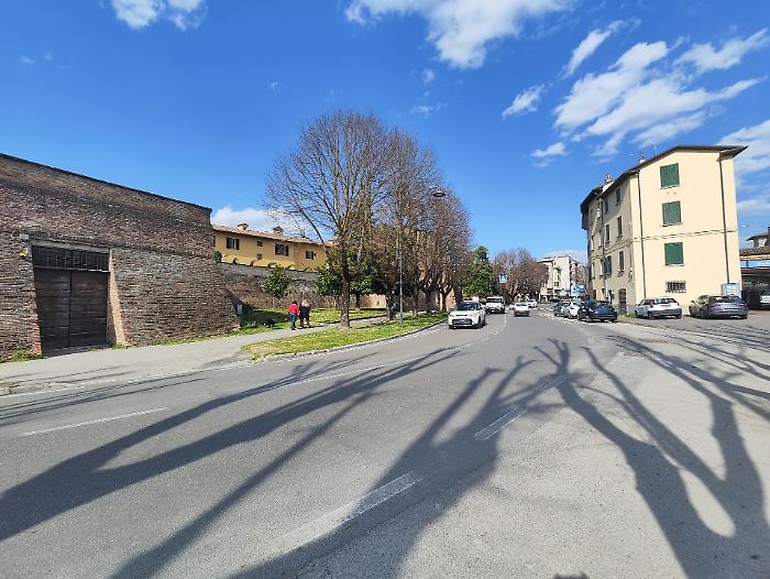 Tampona e danneggia tre auto parcheggiate in piena notte e se ne va: identificata la responsabile