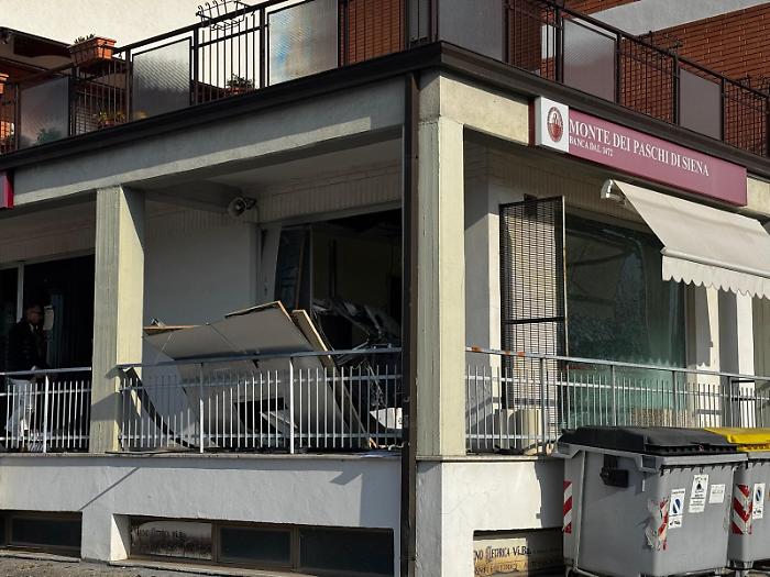Perugia, fatto esplodere bancomat del Monte dei Paschi: indagini in corso