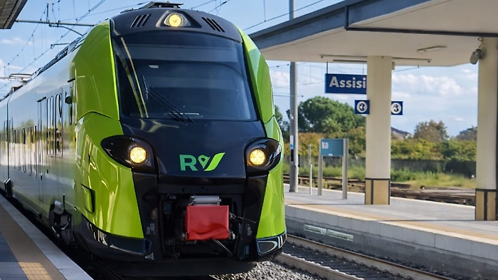Oltre 62 mila pellegrini sul regionale di Trenitalia per Assisi: boom di viaggi per l'ostensione di San Francesco