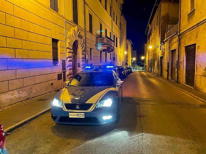 Sorpreso dalla polizia con la cocaina: ingoia diverse dosi e poi viene portato in ospedale. Arrestato 21enne