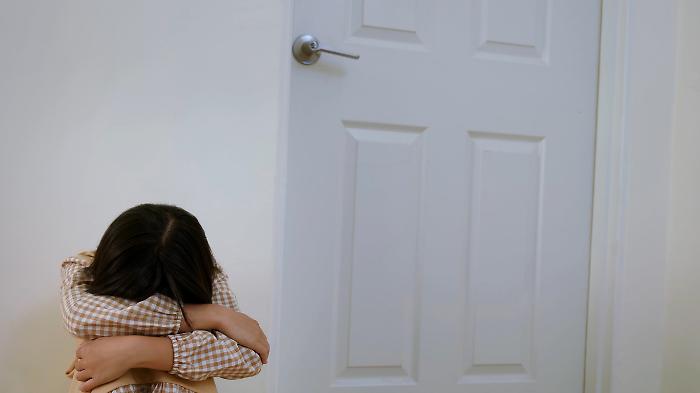 Maltrattava la moglie davanti alla figlia minorenne: in tasca aveva un taglierino. Denunciato