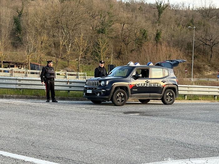 Auto "rubata" prestata per il furto in una casa di Gubbio: denunciati un uomo e una donna
