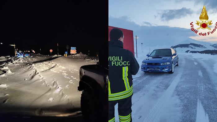 Auto bloccata in mezzo alla neve a Castelluccio di Norcia in piena notte: 30enne soccorso dai vigili del fuoco