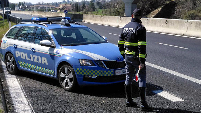 Sfreccia in A1 con un suv rubato da oltre 100 mila euro. Denunciata una donna