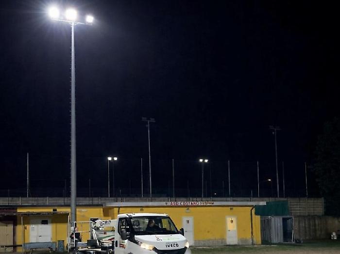Nuova illuminazione sullo stadio comunale a Costano Vecchio: conclusi gli interventi per la sicurezza