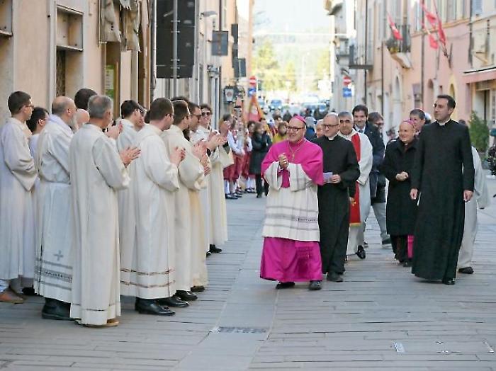 L&rsquo;abbraccio di Foligno al vescovo Felice Accrocca: "Pronto a servire l&rsquo;intero territorio con umilt&agrave; e amore"