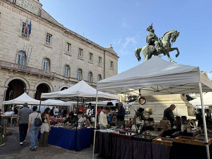 AnticaMente a Perugia: quasi cento banchi tra tesori d'antiquariato, vintage e modernariato