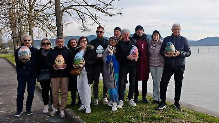 Trenta pittori sulle sponde del Trasimeno per L'uovo d'artista. Il lungolago di San Feliciano trasformato in una galleria d'arte a cielo aperto