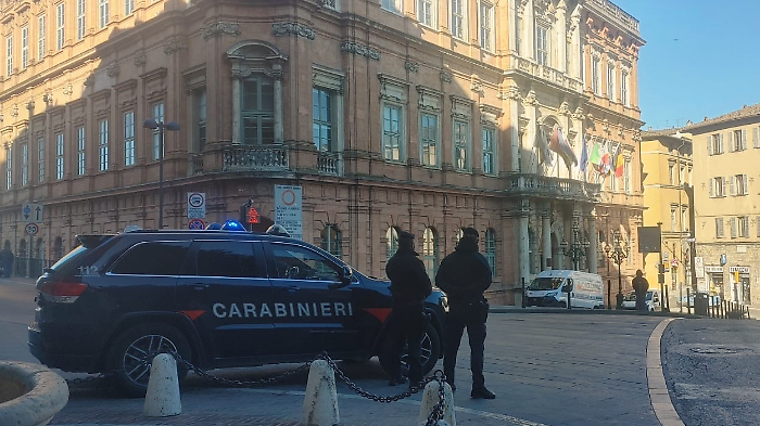 Sorpreso a spacciare, tenta la fuga ma viene subito bloccato: arrestato 28enne