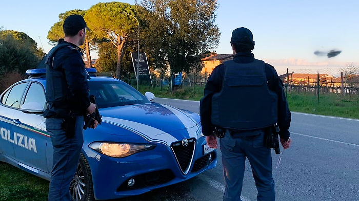Viola il divieto di avvicinamento per chiederle un passaggio: arrestato 43enne