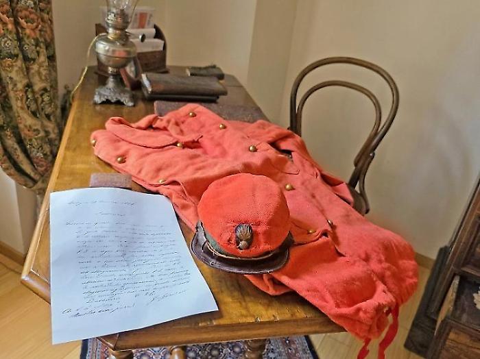 Tra i cimeli in casa la camicia rossa del trisavolo e la lettera di Garibaldi: i ricordi di famiglia di Antonietta Innocenti