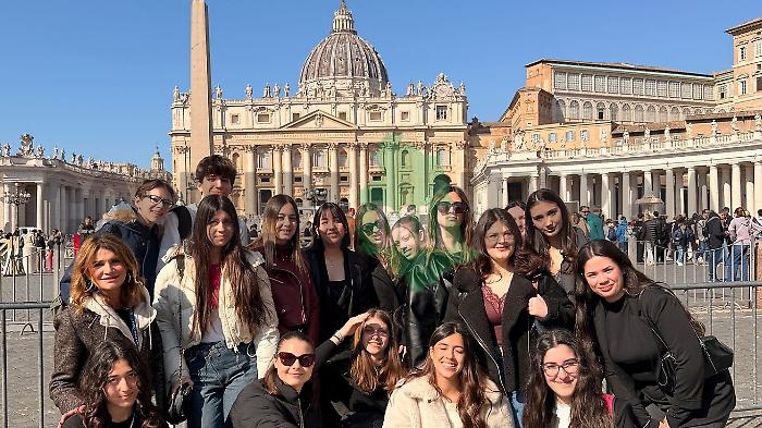 Docente accoltellata in classe: sfoglia l'inserto Scuola & lavoro