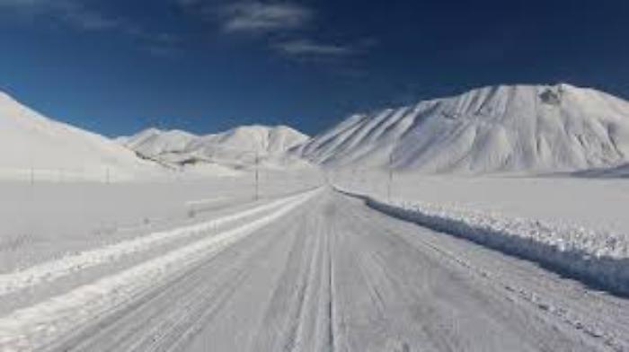 Allerta arancione per vento e neve, chiusa la strada di Castelluccio di Norcia