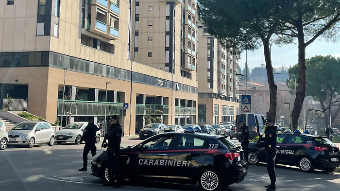 Cerca di disfarsi di 30 grammi di eroina ma viene bloccato dai militari: arrestato 39enne 