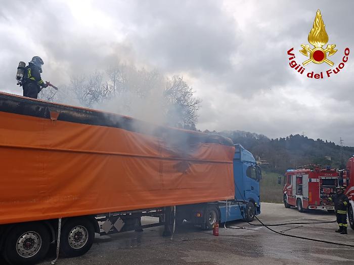 Prende fuoco un camion di rifiuti: fiamme domate dai vigili del fuoco 