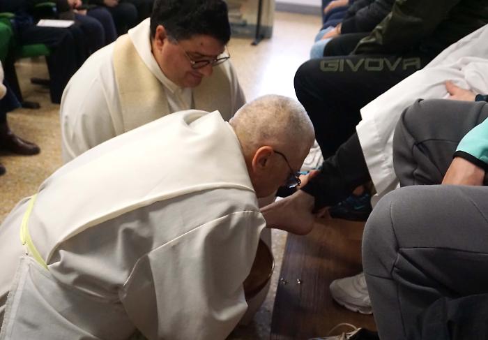 Terni, il vescovo Soddu celebra in carcere il rito della lavanda dei piedi a 12 detenuti: "Custodite l'amore fraterno"