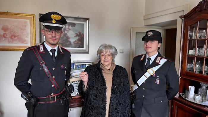 Collaboratrice domestica ruba gioielli nella casa dell'anziana per cui lavora: denunciata 46enne