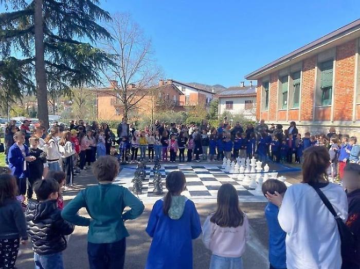 La Festa del Giardino nelle aree verdi della Rignaldello: genitori e alunni hanno lavorato per rimettere in sesto le aiuole