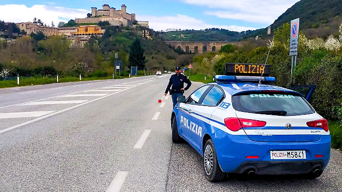 Fermato dopo un inseguimento in auto: arrestato 26enne irregolare sul territorio 
