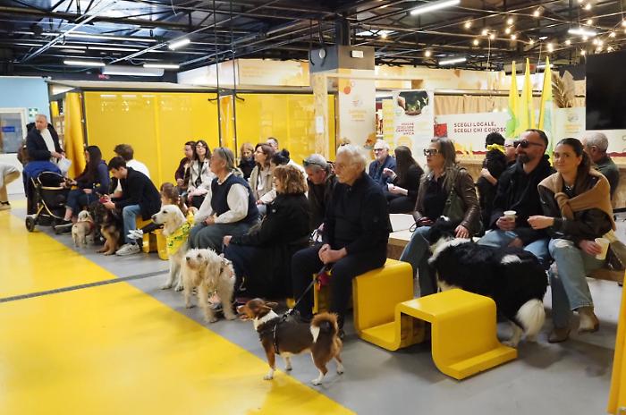 Pet's amore ha fatto centro: successo per la sfilata degli amici a 4 zampe al mercato coperto Campagna amica