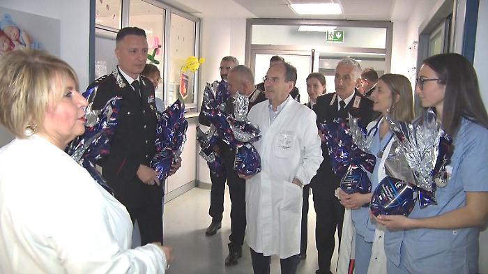Gubbio, carabinieri donano uova di Pasqua a bambini e neo mamme. Sorrisi e solidariet&agrave; all'ospedale di Gubbio e Gualdo Tadino 