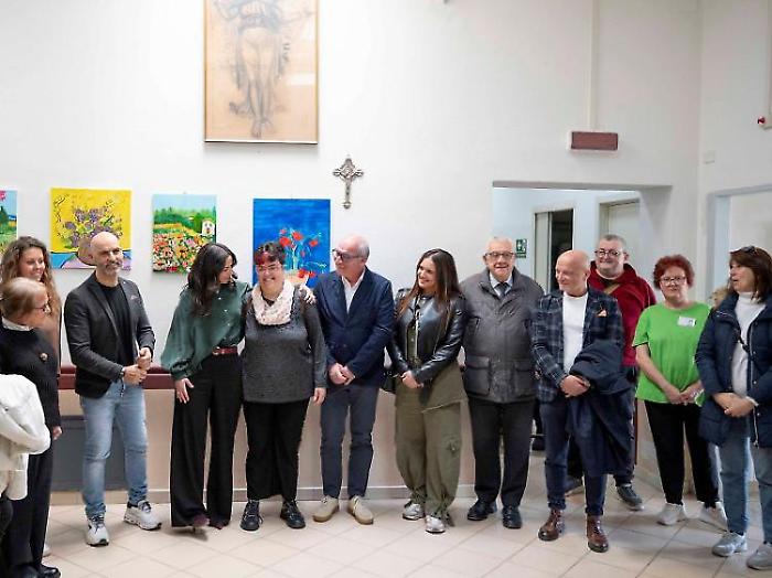 Quadri donati alla Muzi Betti: Arianna porta arte e speranza in favore delle persone fragili