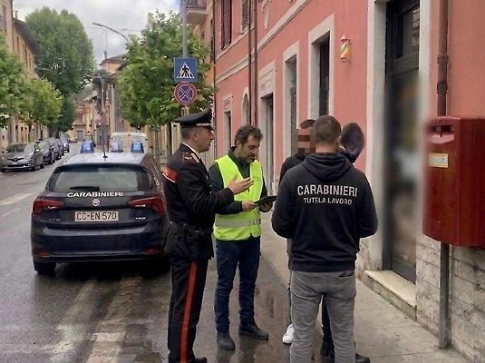 Blitz a Terni nei barber shop: tre sospesi e quasi 90 mila euro di sanzioni