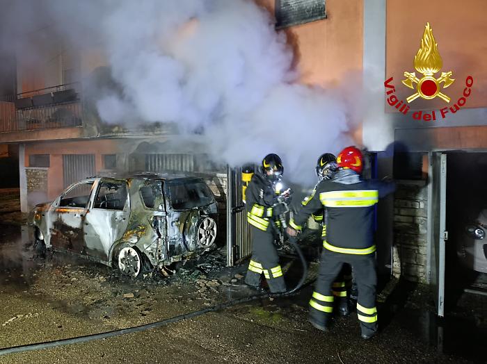 Auto in fiamme sotto una palazzina di via degli Oleandri: controllati i residenti che hanno respirato fumo