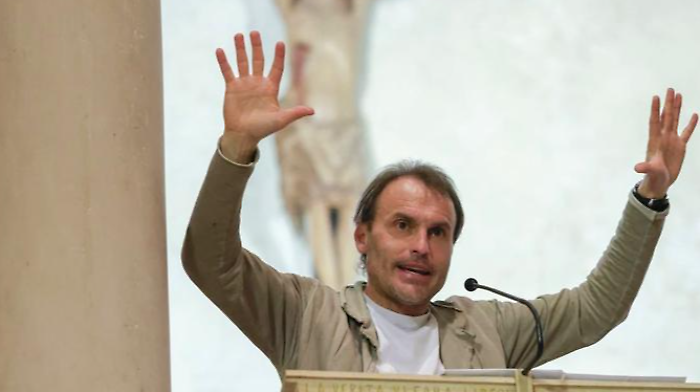 Don Marco Pozza: "Non rinnego l&rsquo;appellativo di don Spritz. L'incontro che non dimentico? Camminare con un serial killer condannato a 13 ergastoli"