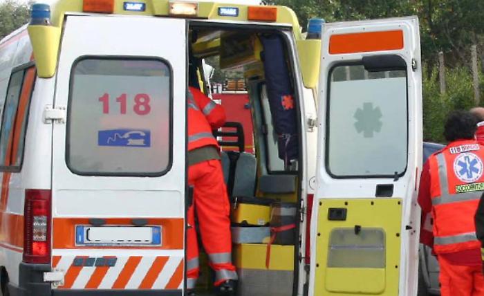 Terni, incidente stradale in viale dello Stadio tra auto e moto. Un 54enne in codice rosso