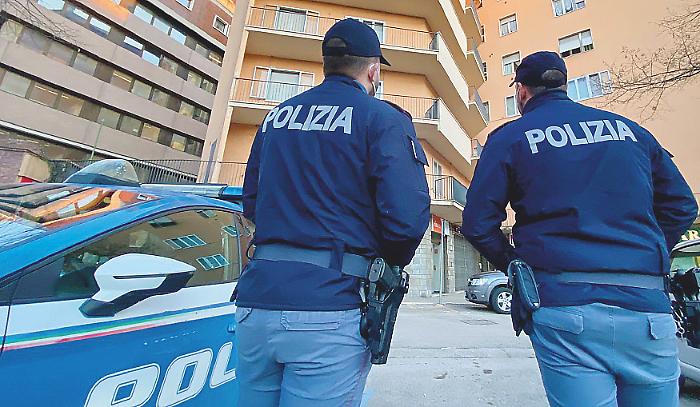 Manomette il braccialetto elettronico, lo butta via e perseguita la commessa: arrestato 34enne