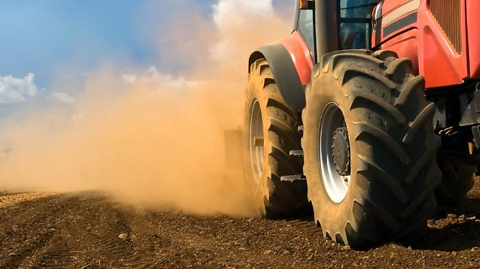 Tragedia a Pasquetta a Sant'Enea, uomo di 60 anni si ribalta con il trattore e muore