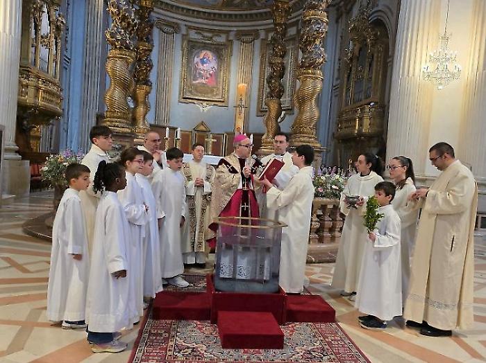 La prima Pasqua del vescovo Felice Accrocca tra sacro e profano: il racconto