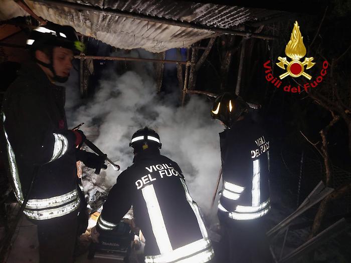 Incendio nella notte in una legnaia a Cerqueto di Gualdo Tadino: in fiamme la struttura di metallo